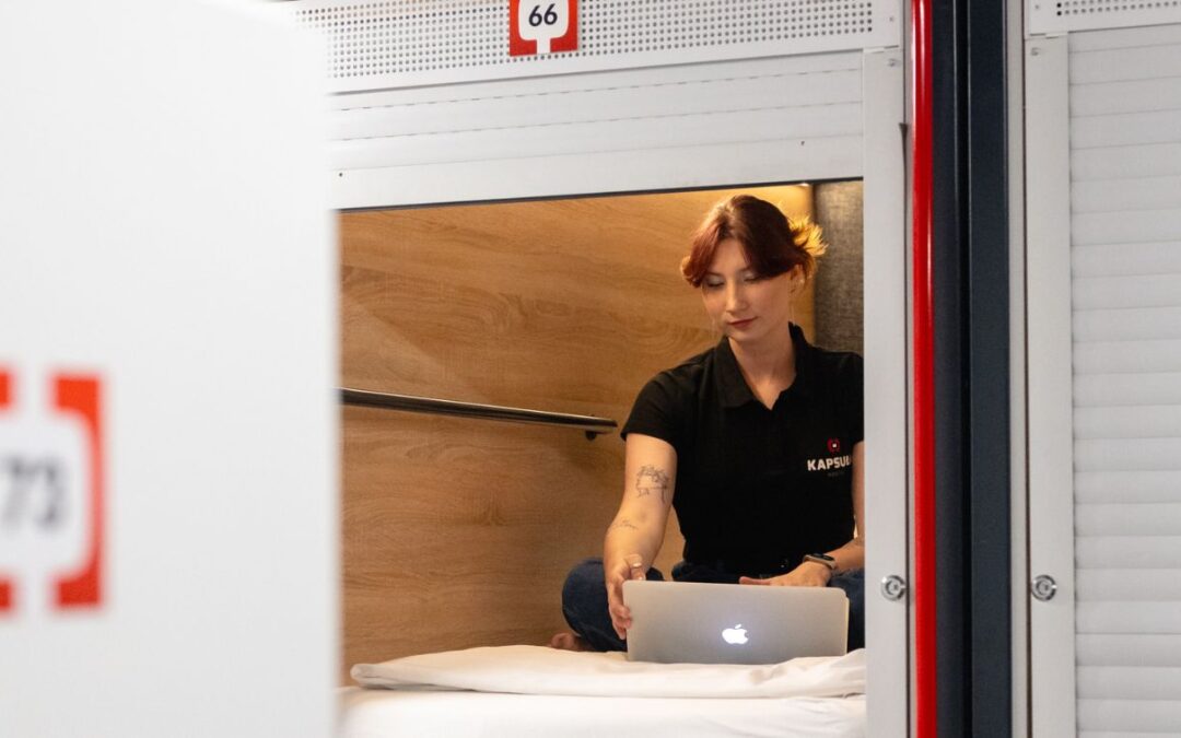 Hostel kapsułowy a praca zdalna – odkryj, dlaczego warto wybrać nas na służbową podróż